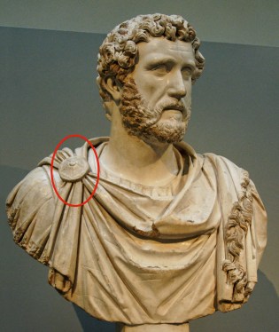 Busto Antonio Pío con fibula