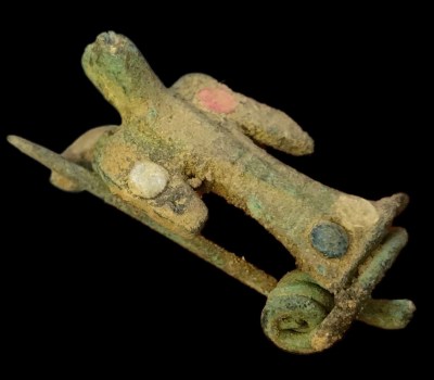 Fibula romana con esmalte