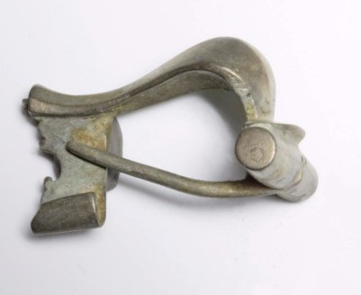 Fíbula romana plata